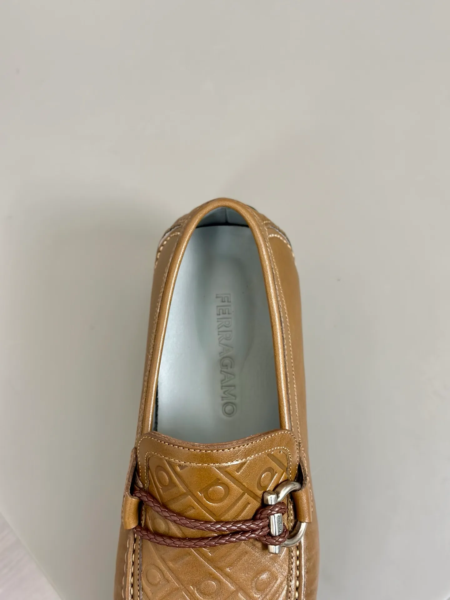 Batch 840, original order quality, new counter model, Ferragamo handmade men's driving shoes, bean shoes, slip-on shoes, lazy shoes, exquisite hand-stitching, workmanship details comparable to counters, original rubber outsole, imported cowhide from Italy, pressed water corrugated water-dyed cowhide lining, 39-44 large quantities in stock (38, 45 custom-made, non-refundable)